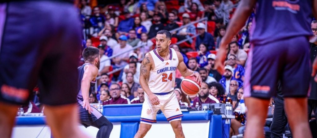 Angel Rodriguez Tricoche with the ball