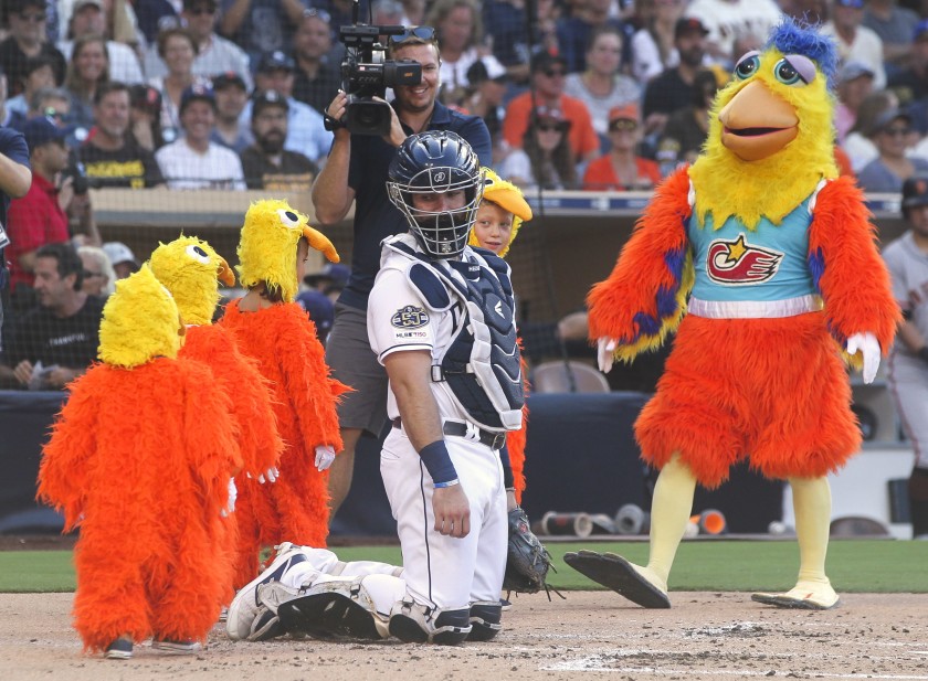 San Diego Chicken se siente joven de nuevo con el regreso al Parque Petco -  Momento Deportivo RD
